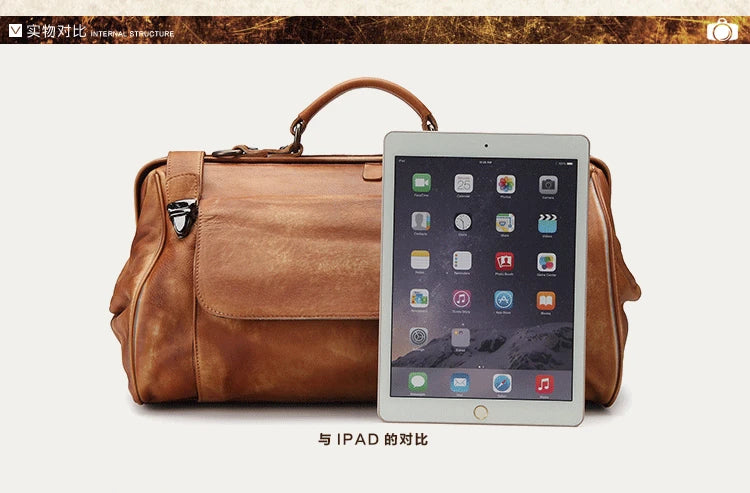 A brown leather duffel bag shown next to an iPad for size comparison on a light gray background, with Chinese text overlays.