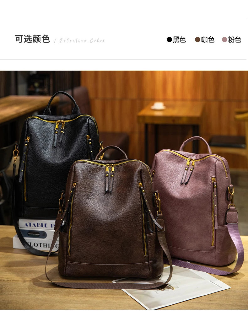 Three pebbled leather backpacks in black, brown, and dusty pink are displayed on a wooden table in a cafe setting. The image includes a top banner with color selection options in Chinese.