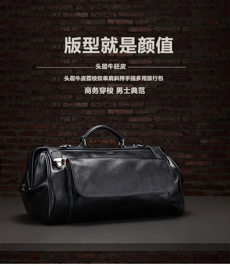 A black leather duffel bag with a top handle and front flap, displayed against a dark brick wall background with Chinese promotional text above it.
